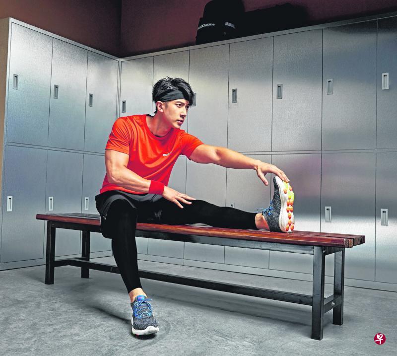 著名男星吴尊为Skechers的GOwalk Revolution Ultra健步鞋代言。 著名男星吴尊为Skechers的GOwalk Revolution Ultra健步鞋代言。