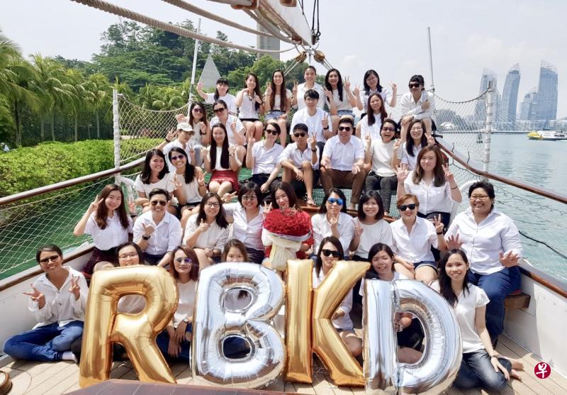 瑞恩(红衣者)和粉丝在豪华帆船上聚会。 瑞恩(红衣者)和粉丝在豪华帆船上聚会。