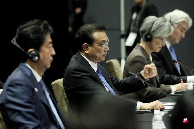 中国总理李克强(左二)、日本首相安倍晋三(左一)和代表韩国总统文在寅的外交部长康京和(左三)出席“亚细安加三”峰会。(陈渊庄摄) 中国总理李克强(左二)、日本首相安倍晋三(左一)和代表韩国总统文在寅的外交部长康京和(左三)出席“亚细安加三”峰会。(陈渊庄摄)
