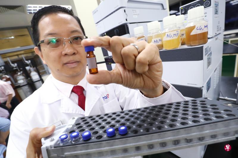 南洋理工化学与生命科学系副主任许明哲把洋参凉茶的样本放入高性能液箱色谱仪器进行测试。(陈来福摄) 南洋理工化学与生命科学系副主任许明哲把洋参凉茶的样本放入高性能液箱色谱仪器进行测试。(陈来福摄)