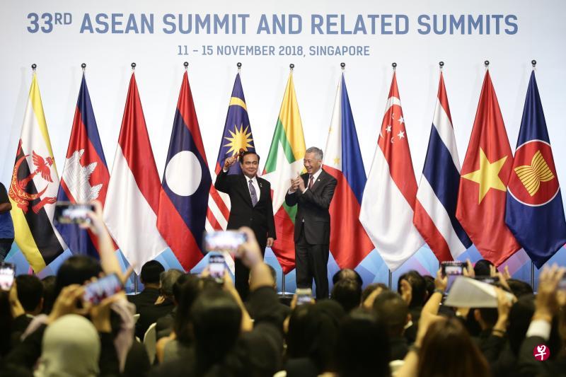 李显龙总理(右)昨天在第33届亚细安峰会及系列会议闭幕仪式上,把象征亚细安轮值主席国的木槌,交给代表下任主席国——泰国的首相巴育。(陈渊庄摄) 李显龙总理(右)昨天在第33届亚细安峰会及系列会议闭幕仪式上,把象征亚细安轮值主席国的木槌,交给代表下任主席国——泰国的首相巴育。(陈渊庄摄)