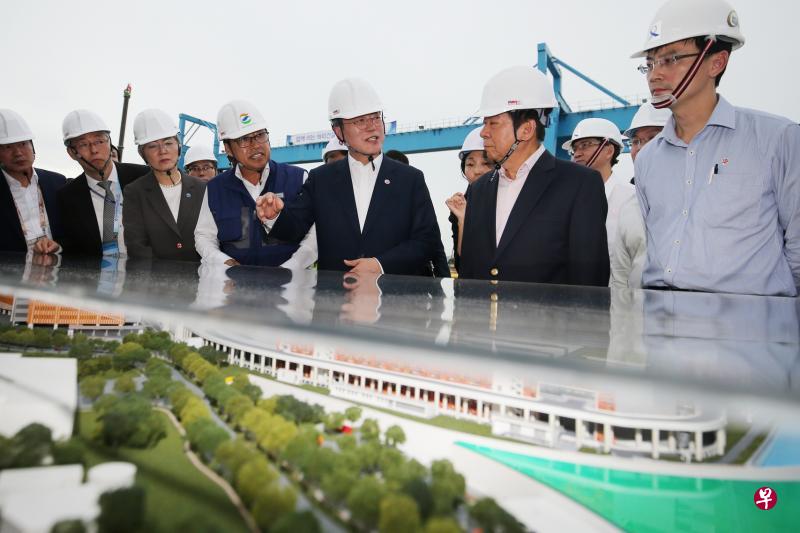 韩国总统文在寅(右三)在基础建设统筹部长兼交通部长许文远(右二)和陆交局局长鄞云斌(右一)陪同下,参观由韩国建筑公司GS工程负责承建的东海岸综合车厂建筑工地。(林国明摄) 韩国总统文在寅(右三)在基础建设统筹部长兼交通部长许文远(右二)和陆交局局长鄞云斌(右一)陪同下,参观由韩国建筑公司GS工程负责承建的东海岸综合车厂建筑工地。(林国明摄)