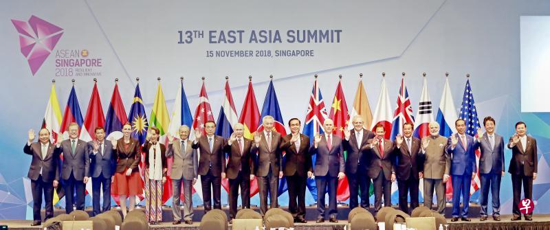 第13届东亚峰会昨午举行,除了亚细安10国领导人出席,美国、中国、日本、韩国、俄罗斯、印度、澳大利亚与新西兰八国领导人也与会。图为18名峰会领导人会前在台上合影。(唐家鸿摄) 第13届东亚峰会昨午举行,除了亚细安10国领导人出席,美国、中国、日本、韩国、俄罗斯、印度、澳大利亚与新西兰八国领导人也与会。图为18名峰会领导人会前在台上合影。(唐家鸿摄)