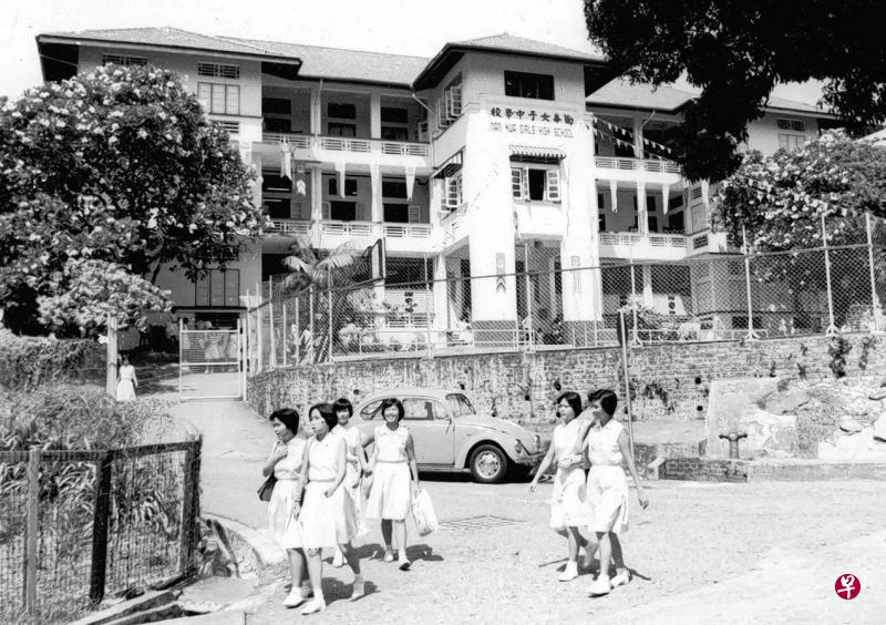 70年代屹立苏菲亚山的南华女中校舍，两旁鸡蛋花树散发淡雅气息。（南华中学校友会提供）