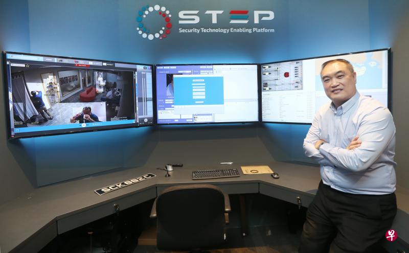 科技解决方案公司OSP总裁蔡瑞兴说,中小型保安公司不像大公司那样,有能力设立自己的科技部门。他所成立的咨询与科技供应平台,将协助中小企业跟上时代的步伐。(梁伟康摄) 科技解决方案公司OSP总裁蔡瑞兴说,中小型保安公司不像大公司那样,有能力设立自己的科技部门。他所成立的咨询与科技供应平台,将协助中小企业跟上时代的步伐。(梁伟康摄)