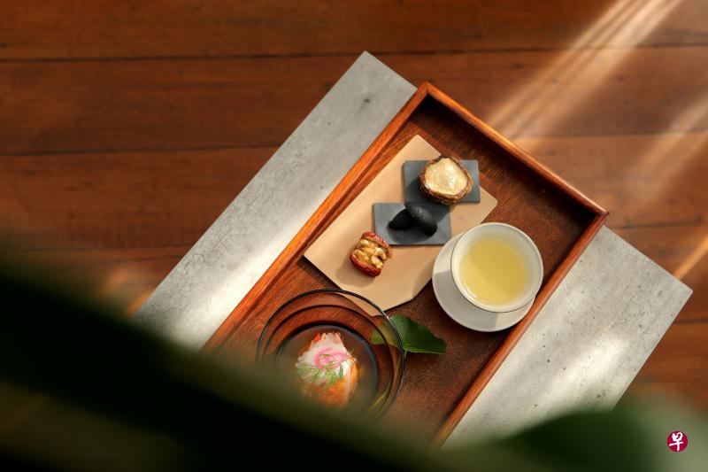 一杯茶与佐茶点心，再加上休闲放松的心情，方能品出茶的真味。（严宣融／摄）