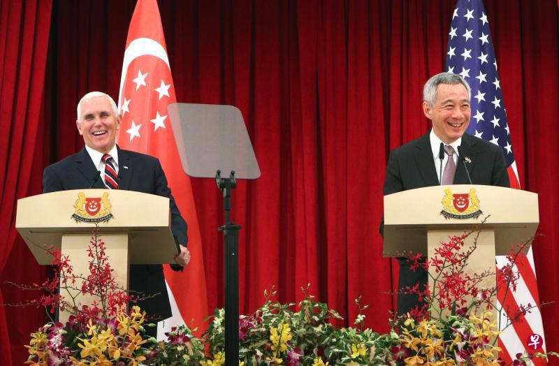 李显龙总理(右)在总统府同美国副总统彭斯举行双边会谈,新美两国将在能源、先进制造业和科技等方面建立合作伙伴关系。(林泽锐摄) 李显龙总理(右)在总统府同美国副总统彭斯举行双边会谈,新美两国将在能源、先进制造业和科技等方面建立合作伙伴关系。(林泽锐摄)
