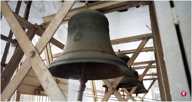 圣安德烈座堂的古钟固定在架子上,无法作360度的摆动。(海峡时报) 圣安德烈座堂的古钟固定在架子上,无法作360度的摆动。(海峡时报)