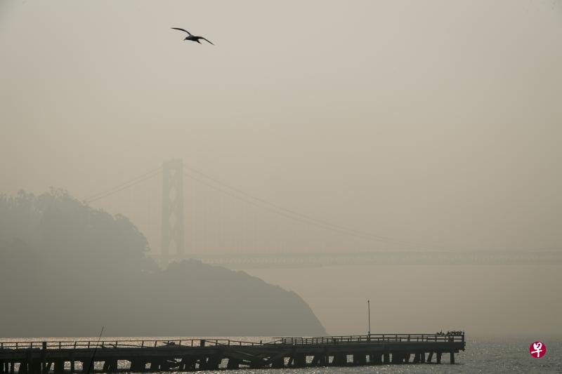 加州林火带来严重空气污染,当地的旧金山-奥克兰海湾大桥(San Francisco Oakland Bay Bridge)笼罩在烟雾里,几乎看不清楚。(彭博社) 加州林火带来严重空气污染,当地的旧金山-奥克兰海湾大桥(San Francisco Oakland Bay Bridge)笼罩在烟雾里,几乎看不清楚。(彭博社)