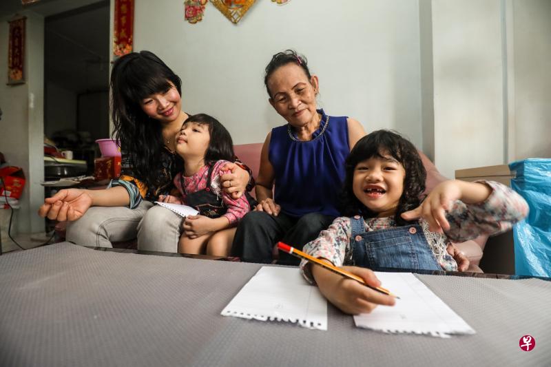 经营夜市摊位的阮喜兴(左一)上个月中试用慈善机构Daughters of Tomorrow的“社区保姆计划”服务,让两个女儿黄海音(左四)和黄爱玉从托儿所下课后,到退休人士李玉英(左三)家中接受看顾,直到她与丈夫收档后才接她们回家。(陈斌勤摄) 经营夜市摊位的阮喜兴(左一)上个月中试用慈善机构Daughters of Tomorrow的“社区保姆计划”服务,让两个女儿黄海音(左四)和黄爱玉从托儿所下课后,到退休人士李玉英(左三)家中接受看顾,直到她与丈夫收档后才接她们回家。(陈斌勤摄)