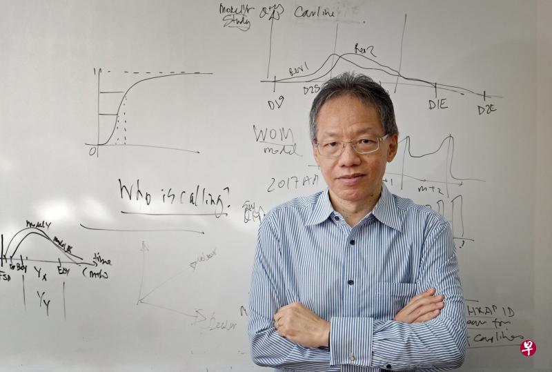 陈金耀背后的白板上,画满了他的数据分析图。在面对人生的曲线时,他抱着不怕困难、不断学习的态度,坚信只要肯学,总会找到坐标。(曾坤顺摄) 陈金耀背后的白板上,画满了他的数据分析图。在面对人生的曲线时,他抱着不怕困难、不断学习的态度,坚信只要肯学,总会找到坐标。(曾坤顺摄)