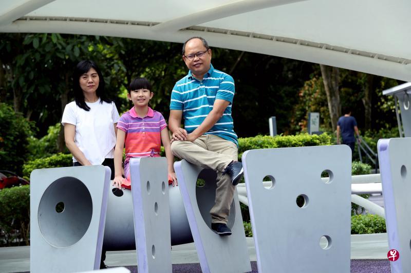 蔡珂宜从小励志当一名小提琴家,父亲蔡岁池(右)及母亲林英丽(左)尊重女儿的决定,悉心培养,为她插上梦的翅膀。 蔡珂宜从小励志当一名小提琴家,父亲蔡岁池(右)及母亲林英丽(左)尊重女儿的决定,悉心培养,为她插上梦的翅膀。