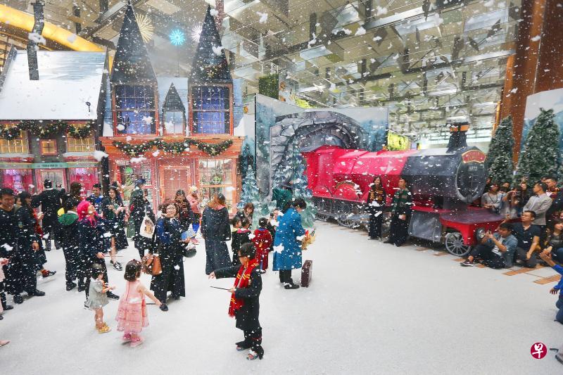 不少哈利波特迷穿着魔法袍,装扮成故事中的人物到樟宜机场,一同体验梦幻般的魔法世界。(梁伟康摄) 不少哈利波特迷穿着魔法袍,装扮成故事中的人物到樟宜机场,一同体验梦幻般的魔法世界。(梁伟康摄)