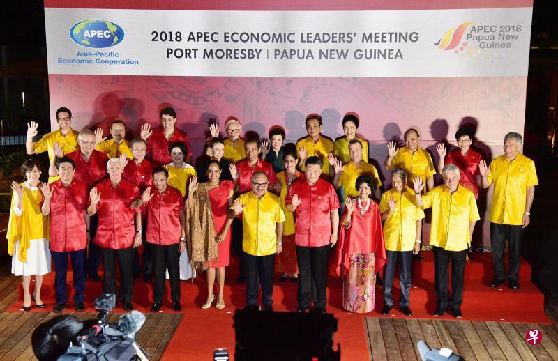 亚太经合组织领导人会议上,历年来领导人会“入乡随俗”,穿着当地具特色传统的服饰。不过昨天晚宴上,众领导人及夫人并没有穿上东道主巴布亚新几内亚当地土著传统服装,着装相对休闲简单。李显龙总理(第二排右一)和众领导人及他们的夫人合照。第一排左起为日本首相安倍晋三伉俪、美国副总统彭斯、文莱苏丹波基亚、巴布亚新几内亚总理欧尼尔伉俪、中国国家主席习近平、马来西亚首相马哈迪伉俪、智利总统皮涅拉;第二排左起为澳大利亚总理莫里森、韩国总统文在寅伉俪、新西兰总理阿德恩、印度尼西亚总统佐科伉俪、俄罗斯总理梅德韦杰夫;第三排左起为墨西哥代表贝克、秘鲁代表内斯托尔、加拿大总理特鲁多、台湾代表张忠谋伉俪、泰国首相巴育伉俪、越南总理阮春福,以及香港特首林郑月娥。(海峡时报) 亚太经合组织领导人会议上,历年来领导人会“入乡随俗”,穿着当地具特色传统的服饰。不过昨天晚宴上,众领导人及夫人并没有穿上东道主巴布亚新几内亚当地土著传统服装,着装相对休闲简单。李显龙总理(第二排右一)和众领导人及他们的夫人合照。第一排左起为日本首相安倍晋三伉俪、美国副总统彭斯、文莱苏丹波基亚、巴布亚新几内亚总理欧尼尔伉俪、中国国家主席习近平、马来西亚首相马哈迪伉俪、智利总统皮涅拉;第二排左起为澳大利亚总理莫里森、韩国总统文在寅伉俪、新西兰总理阿德恩、印度尼西亚总统佐科伉俪、俄罗斯总理梅德韦杰夫;第三排左起为墨西哥代表贝克、秘鲁代表内斯托尔、加拿大总理特鲁多、台湾代表张忠谋伉俪、泰国首相巴育伉俪、越南总理阮春福,以及香港特首林郑月娥。(海峡时报)