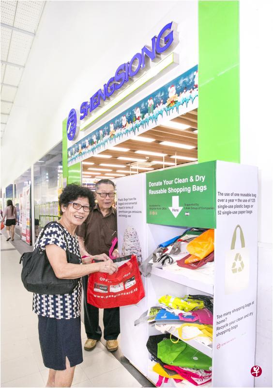 丰加北区昨天推出环保购物袋回收共用的社区环保计划,吸引不少居民关注。时常到该区探访女儿的徐阿妹(左)说,她以后如果忘记拿购物袋就不必另外花钱买,也可以少用塑料袋。(特约熊俊华摄) 丰加北区昨天推出环保购物袋回收共用的社区环保计划,吸引不少居民关注。时常到该区探访女儿的徐阿妹(左)说,她以后如果忘记拿购物袋就不必另外花钱买,也可以少用塑料袋。(特约熊俊华摄)
