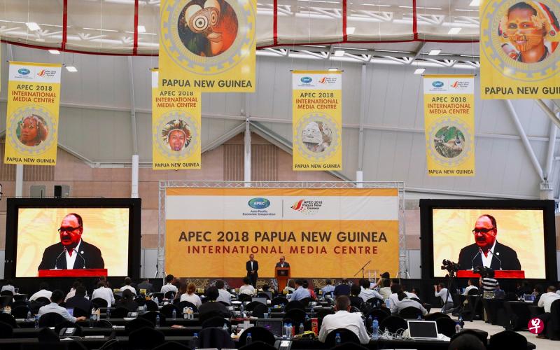 巴布亚新几内亚总理奥尼尔前天在国际媒体中心接受记者访问时承认,由于“房间里的两个巨人”(指美国和中国)无法达成共识,因此此次APEC峰会无法发表联合声明。(路透社) 巴布亚新几内亚总理奥尼尔前天在国际媒体中心接受记者访问时承认,由于“房间里的两个巨人”(指美国和中国)无法达成共识,因此此次APEC峰会无法发表联合声明。(路透社)