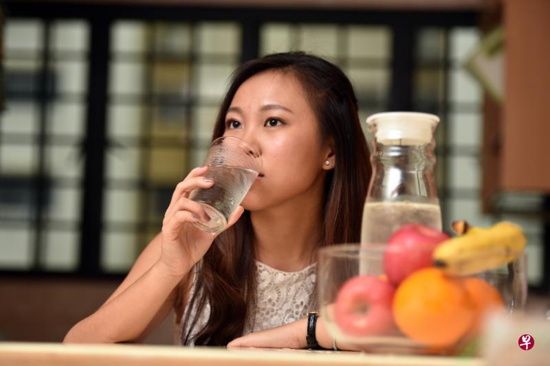 比起含糖饮料和果汁,白开水和水果是较健康选择。(档案图) 比起含糖饮料和果汁,白开水和水果是较健康选择。(档案图)