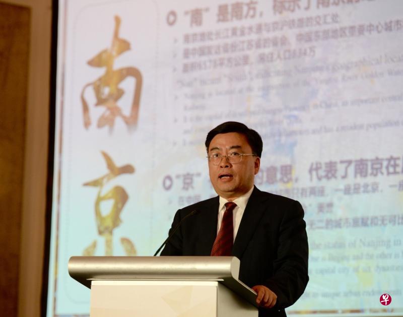 南京常务副市长杨学鹏昨天在新加坡推介南京的投资发展潜力。(潘丰源摄) 南京常务副市长杨学鹏昨天在新加坡推介南京的投资发展潜力。(潘丰源摄)