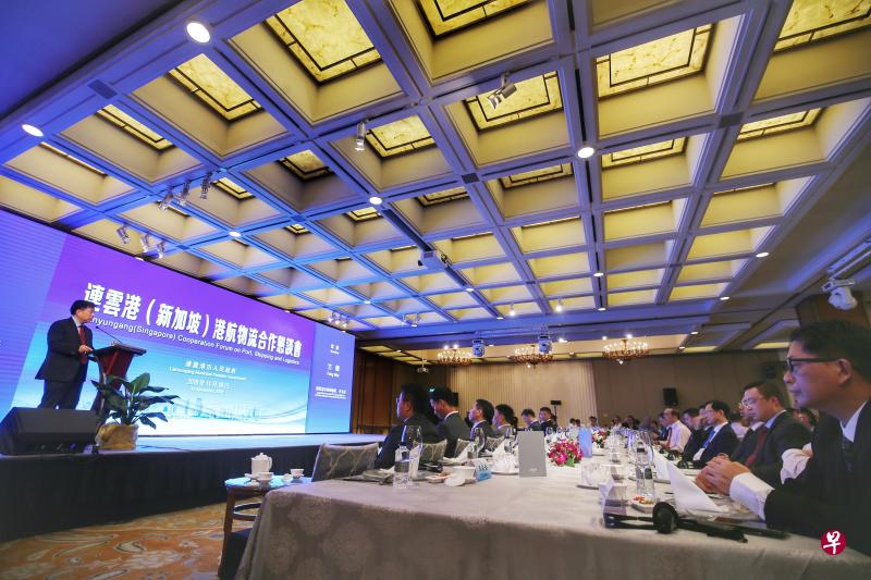 连云港市委副书记、代市长方伟11月19日(周一)晚在“2018连云港(新加坡)港航物流合作恳谈会”上致辞,为新加坡客商推介连云港的发展计划。(林国明 摄) 连云港市委副书记、代市长方伟11月19日(周一)晚在“2018连云港(新加坡)港航物流合作恳谈会”上致辞,为新加坡客商推介连云港的发展计划。(林国明 摄)