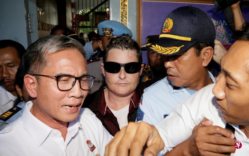 印度尼西亚释放澳大利亚“峇厘九人组”贩毒集团（Bali Nine）中的唯一女成员劳伦斯（中）。（路透社）