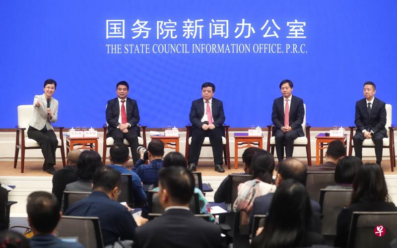 中国国务院新闻办公室昨天举行“改革开放与民营经济发展”中外记者见面会。新希望集团有限公司董事长刘永好(左二起)、正泰集团股份有限公司董事长南存辉、小米集团董事长兼首席执行官雷军、红豆集团有限公司董事局主席兼首席执行官周海江出席并回答记者提问。(中新社) 中国国务院新闻办公室昨天举行“改革开放与民营经济发展”中外记者见面会。新希望集团有限公司董事长刘永好(左二起)、正泰集团股份有限公司董事长南存辉、小米集团董事长兼首席执行官雷军、红豆集团有限公司董事局主席兼首席执行官周海江出席并回答记者提问。(中新社)