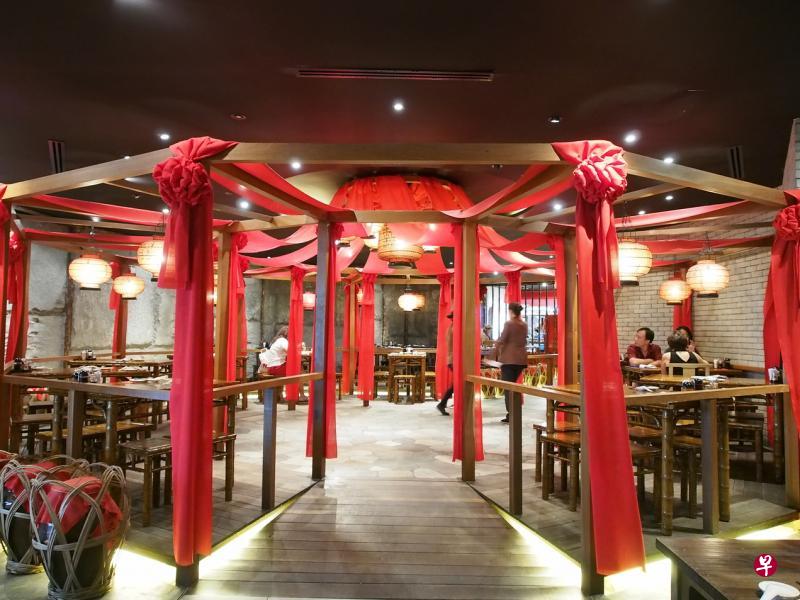 位于Nex购物中心的店小二，店面设计类似古代婚礼场景，挂上红绸缎与红灯笼，用餐环境舒适惬意。（受访者提供照片）