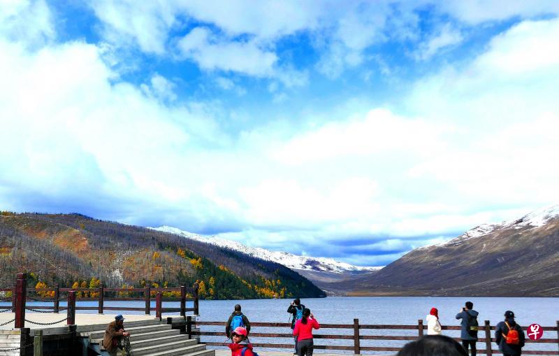 观景台上观赏木格措景色。 观景台上观赏木格措景色。