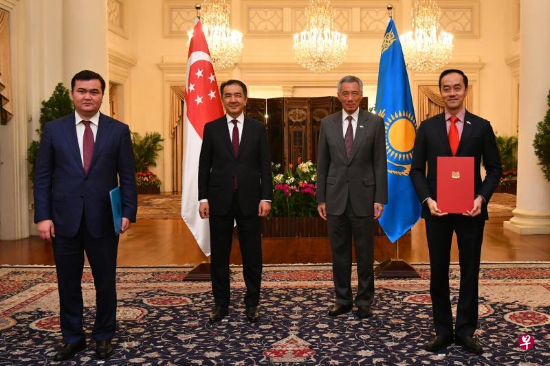 李显龙总理(右二)和哈萨克斯坦总理萨金塔耶夫(左二)昨天见证我国与哈萨克签署的双边投资协定。协定由贸工部高级政务部长许宝琨医生(右一)和哈萨克投资和发展部长卡苏梅克(左一)签署。(海峡时报照片) 李显龙总理(右二)和哈萨克斯坦总理萨金塔耶夫(左二)昨天见证我国与哈萨克签署的双边投资协定。协定由贸工部高级政务部长许宝琨医生(右一)和哈萨克投资和发展部长卡苏梅克(左一)签署。(海峡时报照片)