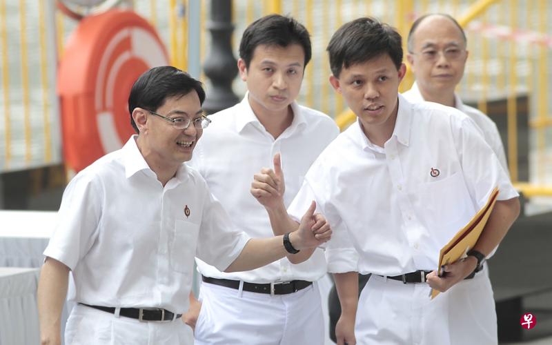 2011年步入政坛时,王瑞杰(左)和陈振声(右)在午间群众大会上为对方竖起大拇指,相互打气。站在两人之间的是同一年步入政坛的丹戎巴葛集选区议员谢世儒医生。(档案照片) 2011年步入政坛时,王瑞杰(左)和陈振声(右)在午间群众大会上为对方竖起大拇指,相互打气。站在两人之间的是同一年步入政坛的丹戎巴葛集选区议员谢世儒医生。(档案照片)