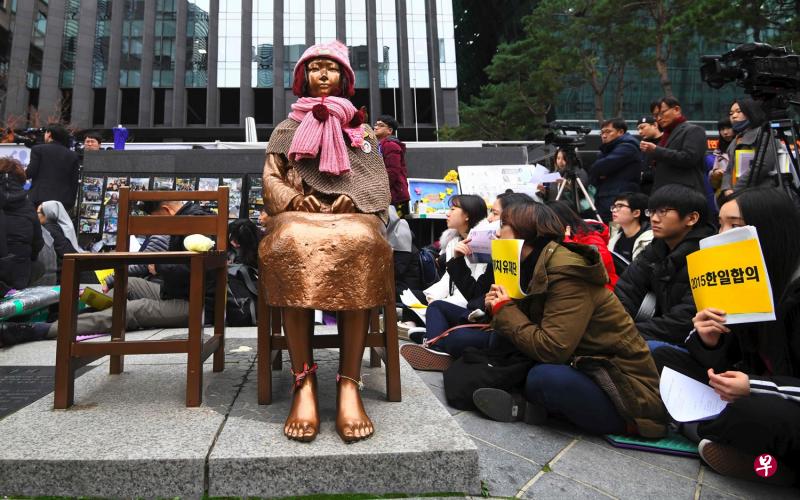 韩国示威者在日本驻韩国大使馆前设立的“慰安妇少女铜像”旁静坐,举行反日活动。(法新社) 韩国示威者在日本驻韩国大使馆前设立的“慰安妇少女铜像”旁静坐,举行反日活动。(法新社)