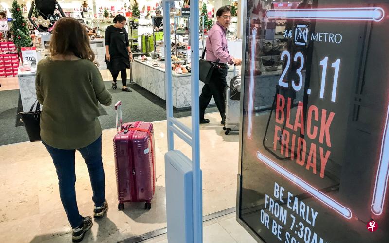 配合黑色星期五购物潮,美罗百货的三家门市店今天提早在早上7时30分开门营业。(陈斌勤摄) 配合黑色星期五购物潮,美罗百货的三家门市店今天提早在早上7时30分开门营业。(陈斌勤摄)