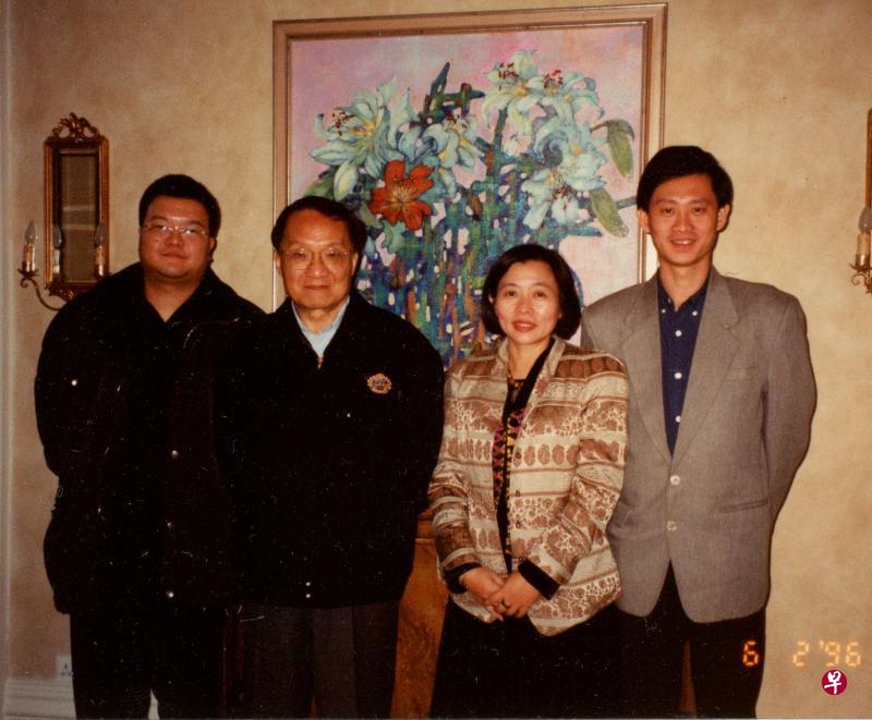 亚太董事经理林利国（右二）与本地漫画家黄展鸣（右一）在1996年与金庸（右三）合影。