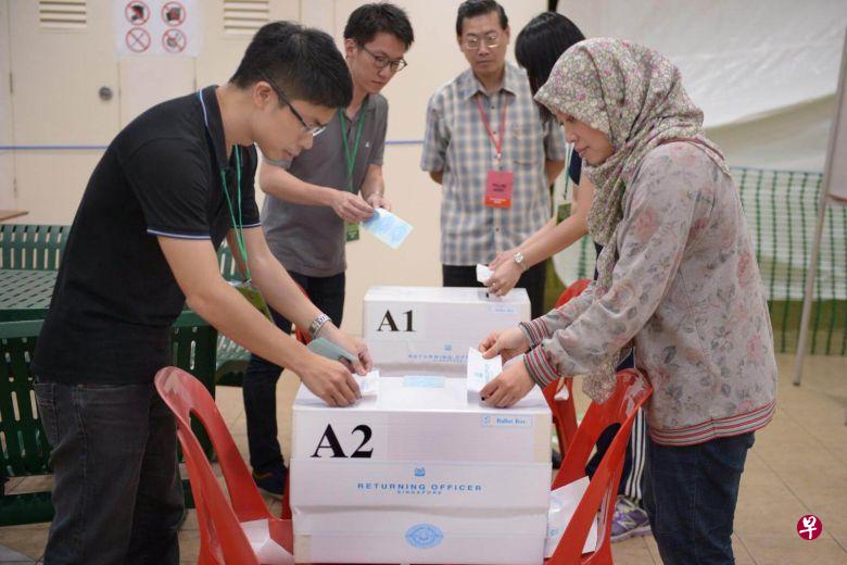 选举局强调,选票仍然是纸印的,并依然由人工核查分出票选对象,只有计算的过程采用机器进行。(档案照) 选举局强调,选票仍然是纸印的,并依然由人工核查分出票选对象,只有计算的过程采用机器进行。(档案照)