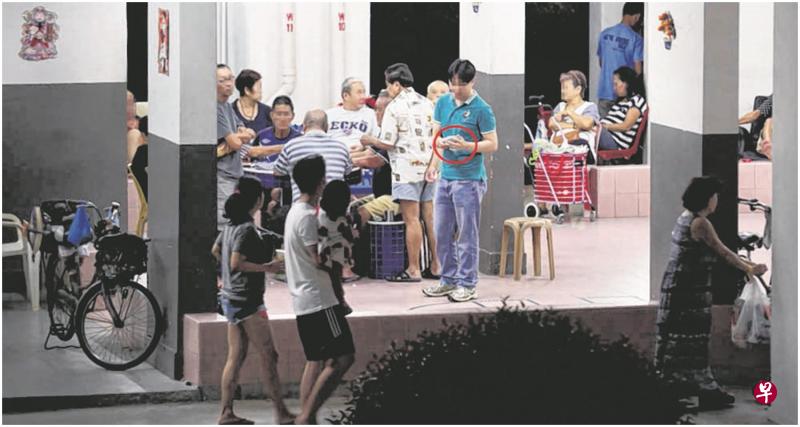 阿裕尼弯第112座组屋底层有人聚赌,赌徒天天从早赌到晚,一天下来过手的赌注相信超过1000元。 阿裕尼弯第112座组屋底层有人聚赌,赌徒天天从早赌到晚,一天下来过手的赌注相信超过1000元。