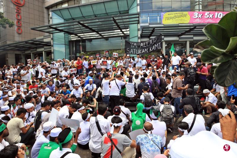 巫青团及伊党团11月3日在吉隆坡市中心联合发动的“反对签署《消除一切形式种族歧视国际公约》”集会。他们指当局签署公约将损害马来人的特权。(星洲日报) 巫青团及伊党团11月3日在吉隆坡市中心联合发动的“反对签署《消除一切形式种族歧视国际公约》”集会。他们指当局签署公约将损害马来人的特权。(星洲日报)