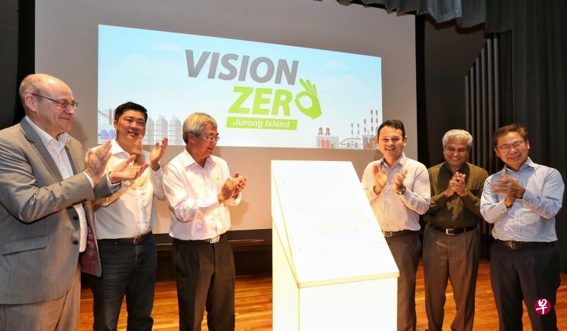 人力部兼国家发展部政务部长扎吉哈(右三),连同工作场所安全与卫生理事会主席吴秉华(右一)、裕廊岛零工伤愿景工作小组主席黄训俭(左三),以及业界代表昨天为裕廊岛零工伤愿景工业群计划主持了推介仪式。(特约陈福洲摄) 人力部兼国家发展部政务部长扎吉哈(右三),连同工作场所安全与卫生理事会主席吴秉华(右一)、裕廊岛零工伤愿景工作小组主席黄训俭(左三),以及业界代表昨天为裕廊岛零工伤愿景工业群计划主持了推介仪式。(特约陈福洲摄)