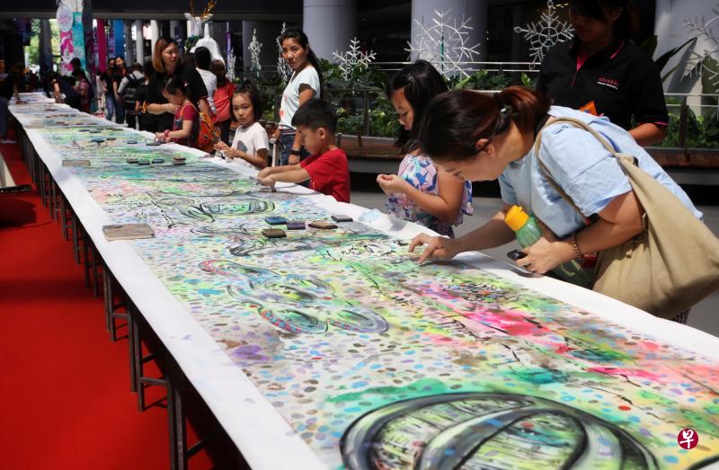 人协将把三位本地画家黄意会、罗新汉和维嘉雅创作的画卷带进社区,邀请居民盖上指纹,象征不同社群协力建设新加坡的下一个200年。(林泽锐摄) 人协将把三位本地画家黄意会、罗新汉和维嘉雅创作的画卷带进社区,邀请居民盖上指纹,象征不同社群协力建设新加坡的下一个200年。(林泽锐摄)