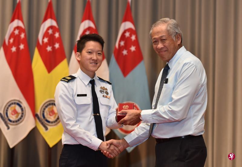 叶怀恩上尉(左)昨天从国防部长黄永宏医生(右)手中接过海外服务奖章。(国防部提供) 叶怀恩上尉(左)昨天从国防部长黄永宏医生(右)手中接过海外服务奖章。(国防部提供)