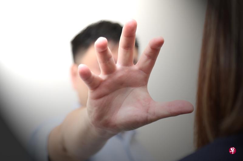 挂花场女歌星遭男经理甩耳光掐颈。(示范照) 挂花场女歌星遭男经理甩耳光掐颈。(示范照)