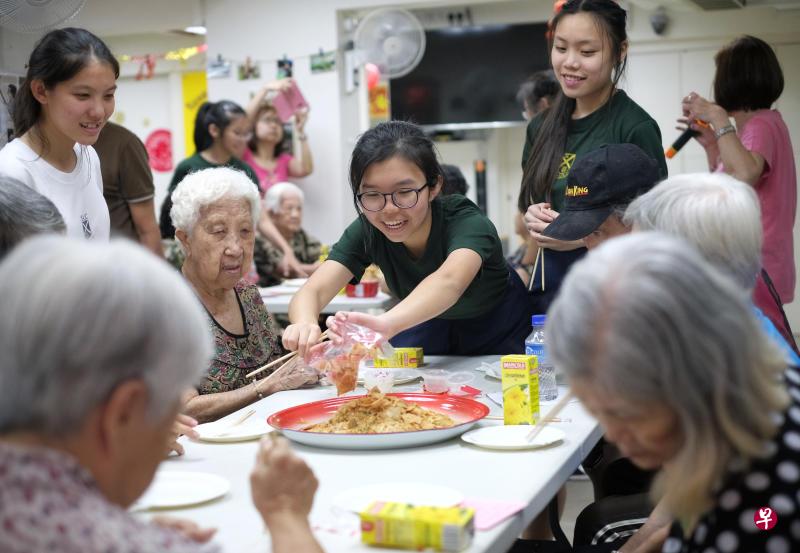 鼓励年轻人多花点时间陪年长者进行简单有趣的活动。(档案照) 鼓励年轻人多花点时间陪年长者进行简单有趣的活动。(档案照)