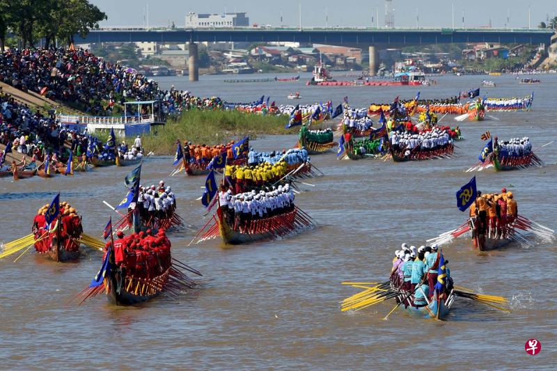 “送水节”是柬埔寨的传统节日,每年都会吸引上万名游客到金边参与活动。(法新社) “送水节”是柬埔寨的传统节日,每年都会吸引上万名游客到金边参与活动。(法新社)
