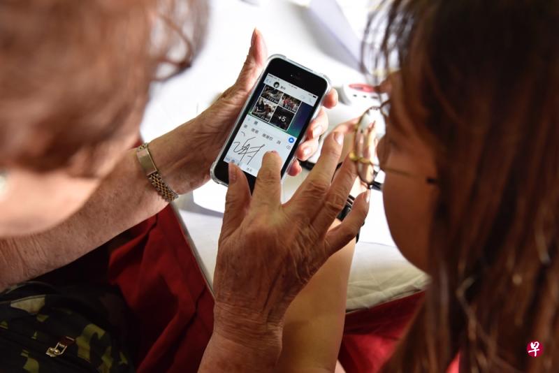 在“科技联系站”(Tech Connect)计划下,公众即日起可到全国八所民众联络所,一对一向“导师”学习使用手机聊天应用、上网买菜购物、预约复诊,以及辨别诈骗信息和假新闻等。(特约伍书永摄) 在“科技联系站”(Tech Connect)计划下,公众即日起可到全国八所民众联络所,一对一向“导师”学习使用手机聊天应用、上网买菜购物、预约复诊,以及辨别诈骗信息和假新闻等。(特约伍书永摄)