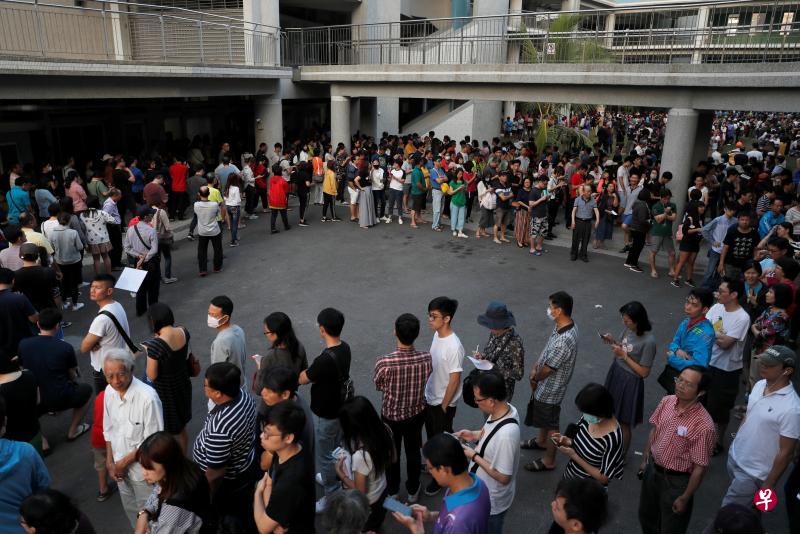 由于地方选举与史无前例的大规模公投合并举行,台湾各地投票所昨天都出现蜿蜒的人龙,投票等候时间平均一小时。图为高雄的一个投票所。(路透社) 由于地方选举与史无前例的大规模公投合并举行,台湾各地投票所昨天都出现蜿蜒的人龙,投票等候时间平均一小时。图为高雄的一个投票所。(路透社)