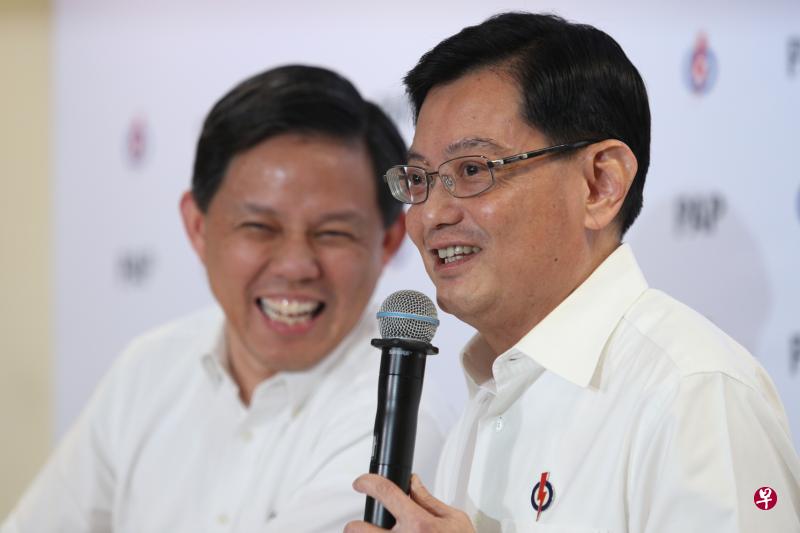 政治观察家指总理接班人选、财政部长王瑞杰(右)在管理经济事务上有丰富的经验,与军人出身的贸工部长陈振声将形成一对相辅相成的领导组合。(档案照) 政治观察家指总理接班人选、财政部长王瑞杰(右)在管理经济事务上有丰富的经验,与军人出身的贸工部长陈振声将形成一对相辅相成的领导组合。(档案照)