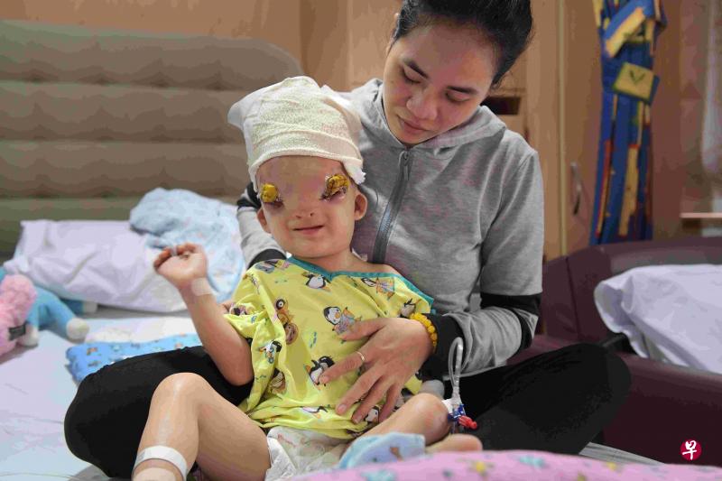 ▼孙女黄勇正快速复原中,预料下个星期便能出院,她的身后为母亲翠灵。(海峡时报星期刊) ▼孙女黄勇正快速复原中,预料下个星期便能出院,她的身后为母亲翠灵。(海峡时报星期刊)