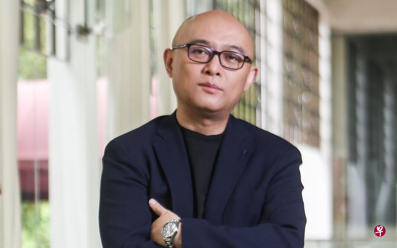 孟非的主持风格率真幽默,在台上会适时地给嘉宾“机会教育”。 孟非的主持风格率真幽默,在台上会适时地给嘉宾“机会教育”。