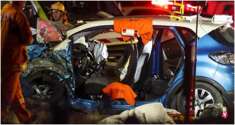 蓝色汽车撞上大树后,车头严重损毁,安全气囊也弹了出来。(信使报) 蓝色汽车撞上大树后,车头严重损毁,安全气囊也弹了出来。(信使报)