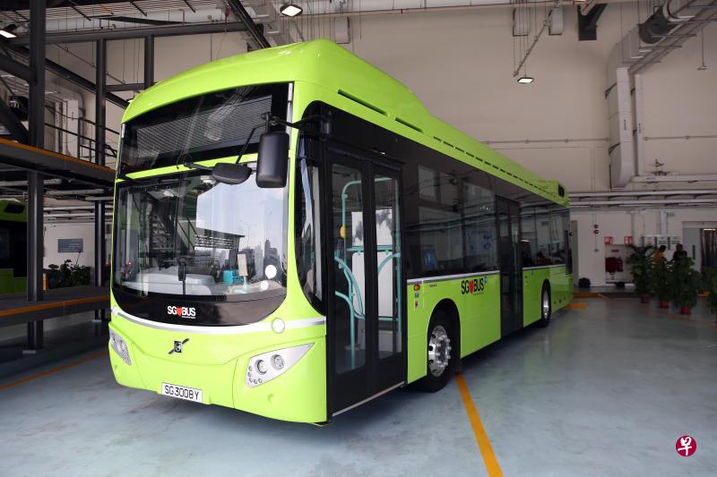 陆路交通管理局购买的50辆混合动力巴士将从下个月起分批投入运作。(谢智扬摄) 陆路交通管理局购买的50辆混合动力巴士将从下个月起分批投入运作。(谢智扬摄)