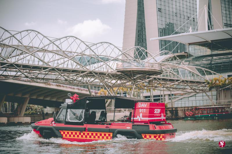 水陆两栖车从陆地模式切换到水上模式只须15秒,将大大加强民防部队在应付沿岸或水上火患的效率。(民防部队提供) 水陆两栖车从陆地模式切换到水上模式只须15秒,将大大加强民防部队在应付沿岸或水上火患的效率。(民防部队提供)