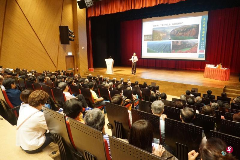 李良义在新加坡中国文化中心举行的旅游文化讲座,吸引听众踊跃出席,迟到者得席地而坐。(受访者提供图片) 李良义在新加坡中国文化中心举行的旅游文化讲座,吸引听众踊跃出席,迟到者得席地而坐。(受访者提供图片)